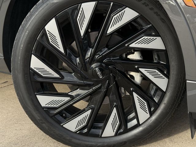 Used 2024 Chroma Caviar Dark Gray Metallic Clearcoat Lincoln Black Label image 9
