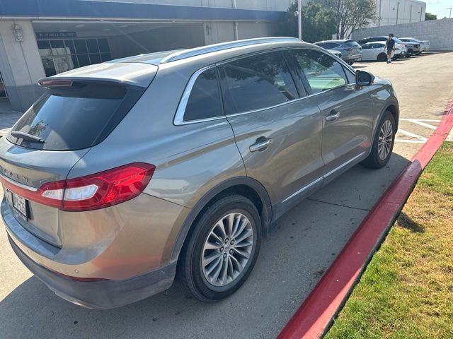 Used 2016 Luxe Metallic Lincoln Select image 7