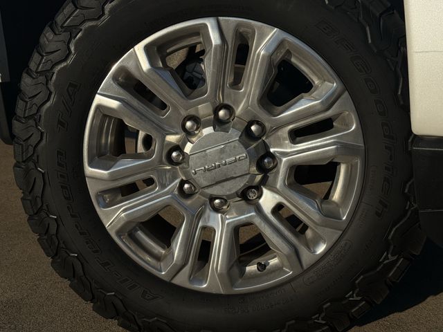 Used 2022 White Frost Tricoat GMC Denali image 10
