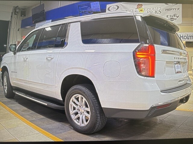 2023 Chevrolet Suburban LT photo 3