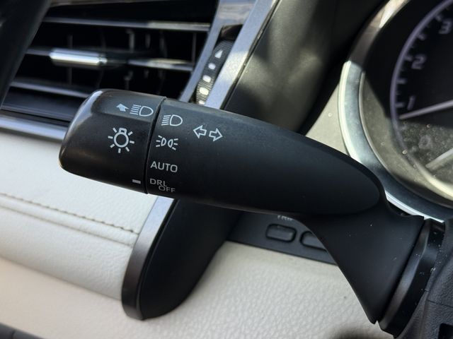 Used 2019 Wind Chill Pearl Toyota XLE image 24