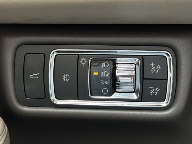 Used 2021 Pristine White Lincoln Reserve image 24