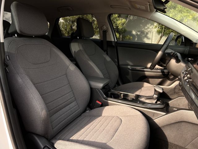 Used 2025 Snow White Pearl Kia EX image 27