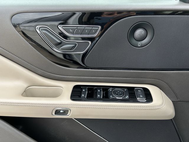 Used 2021 Pristine White Lincoln Reserve image 25