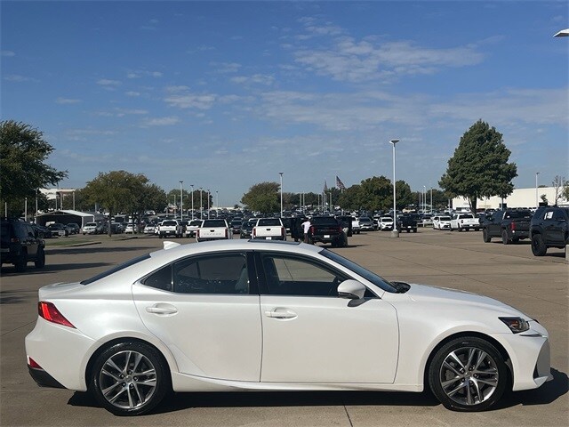 2018 Lexus IS 300 photo 3