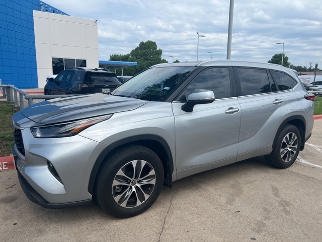 Used 2023 Toyota Highlander XLE with VIN 5TDKDRAH0PS032251 for sale in Arlington, TX