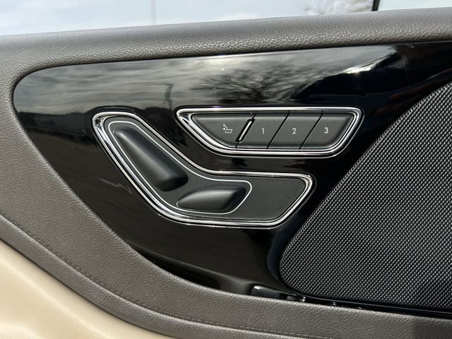 Used 2021 Pristine White Lincoln Reserve image 28