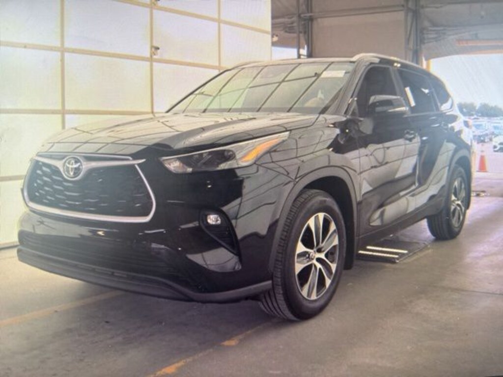 Used 2025 Toyota Highlander XLE SUV