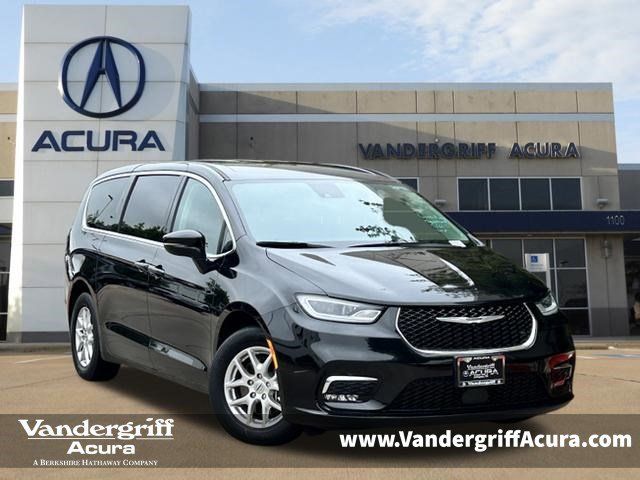 2023 Chrysler Pacifica Touring L's photo