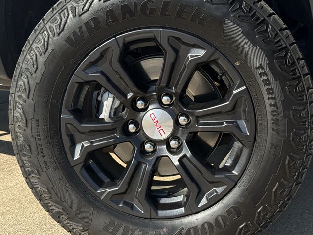 Used 2024 Summit White GMC Elevation image 9