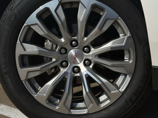 Used 2022 White Frost Tricoat GMC Denali image 9