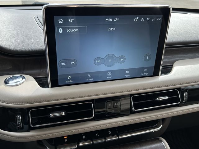 Used 2021 Pristine White Lincoln Reserve image 19