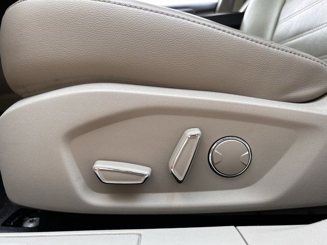 Used 2018 Magnetic Metallic Ford SE Luxury image 27