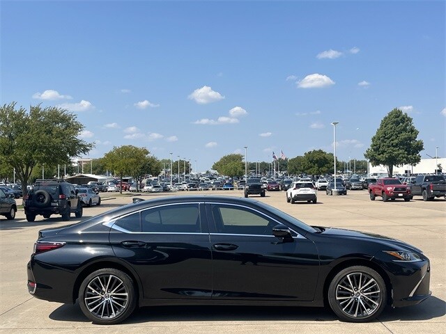 2024 Lexus ES 250 Luxury photo 3