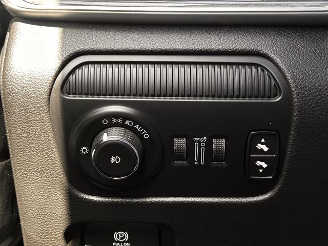 Used 2022 Diamond Black Crystal Pearlcoat Jeep Series II image 19