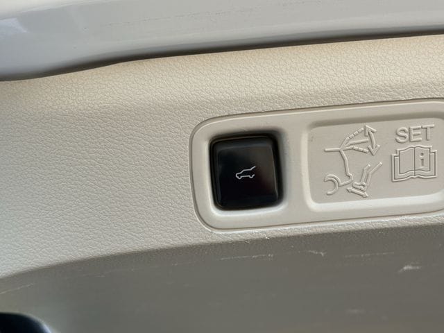 Used 2021 Pristine White Lincoln Reserve image 32