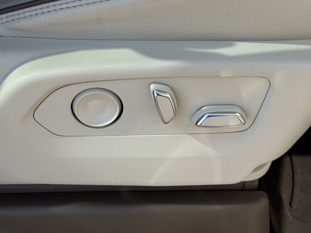 Used 2022 White Frost Tricoat GMC Denali image 26