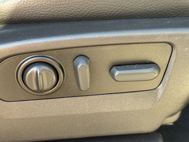 Used 2022 White Frost Tricoat GMC Denali image 28