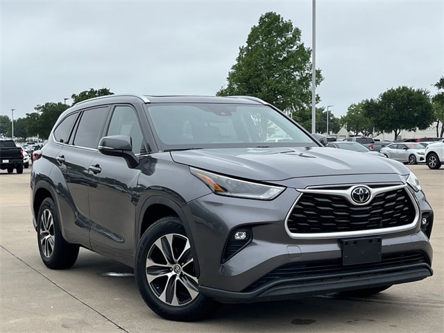 Used 2021 Toyota Highlander XLE with VIN 5TDGZRAH6MS065712 for sale in Arlington, TX