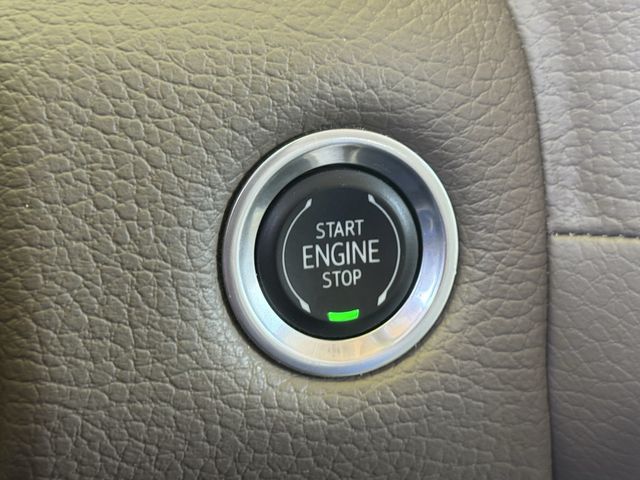 Used 2022 White Frost Tricoat GMC Denali image 20