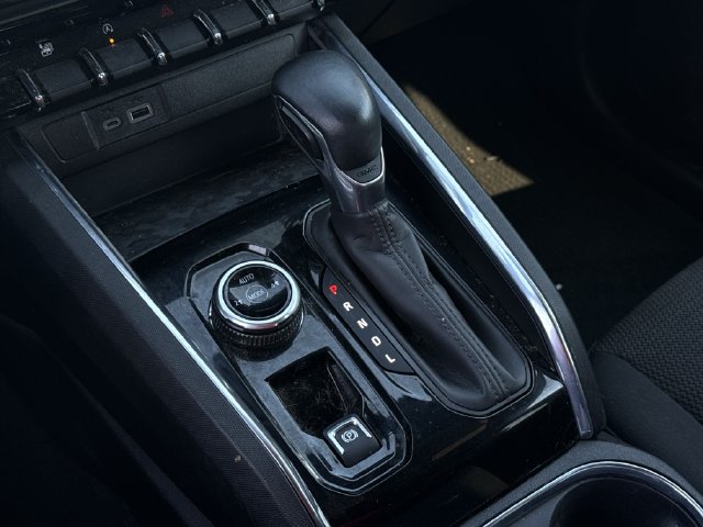 Used 2024 Summit White GMC Elevation image 19
