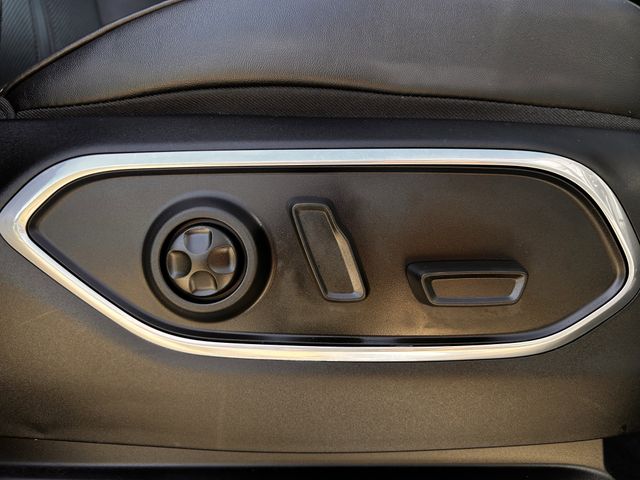 Used 2022 Diamond Black Crystal Pearlcoat Jeep Series II image 24