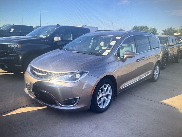 2017 Chrysler Pacifica Touring Plus photo 2