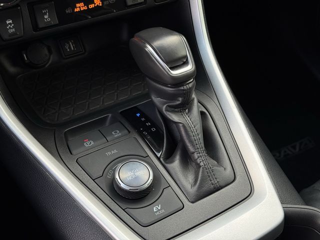 Used 2025 Silver Sky Metallic/Midnight Black Metallic Toyota XSE image 19