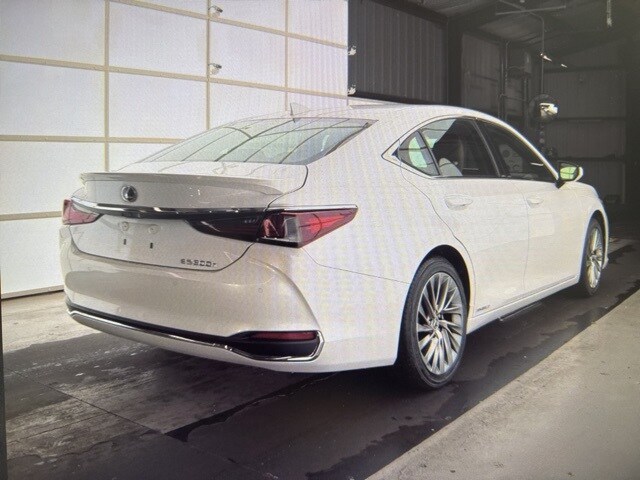 2021 Lexus ES 300h Ultra Luxury photo 4