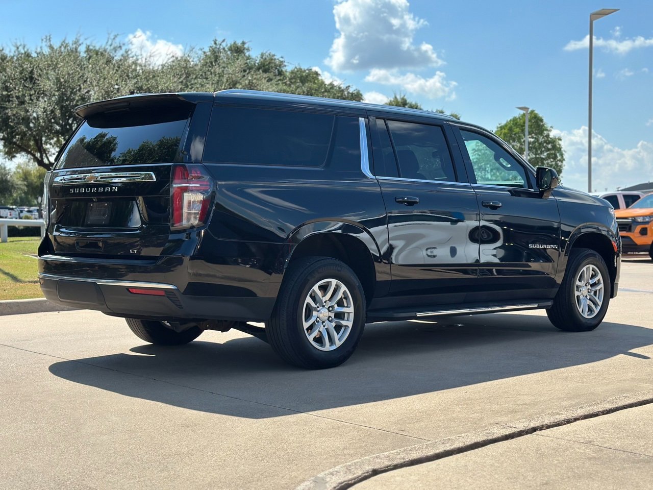 2024 Chevrolet Suburban LT photo 2