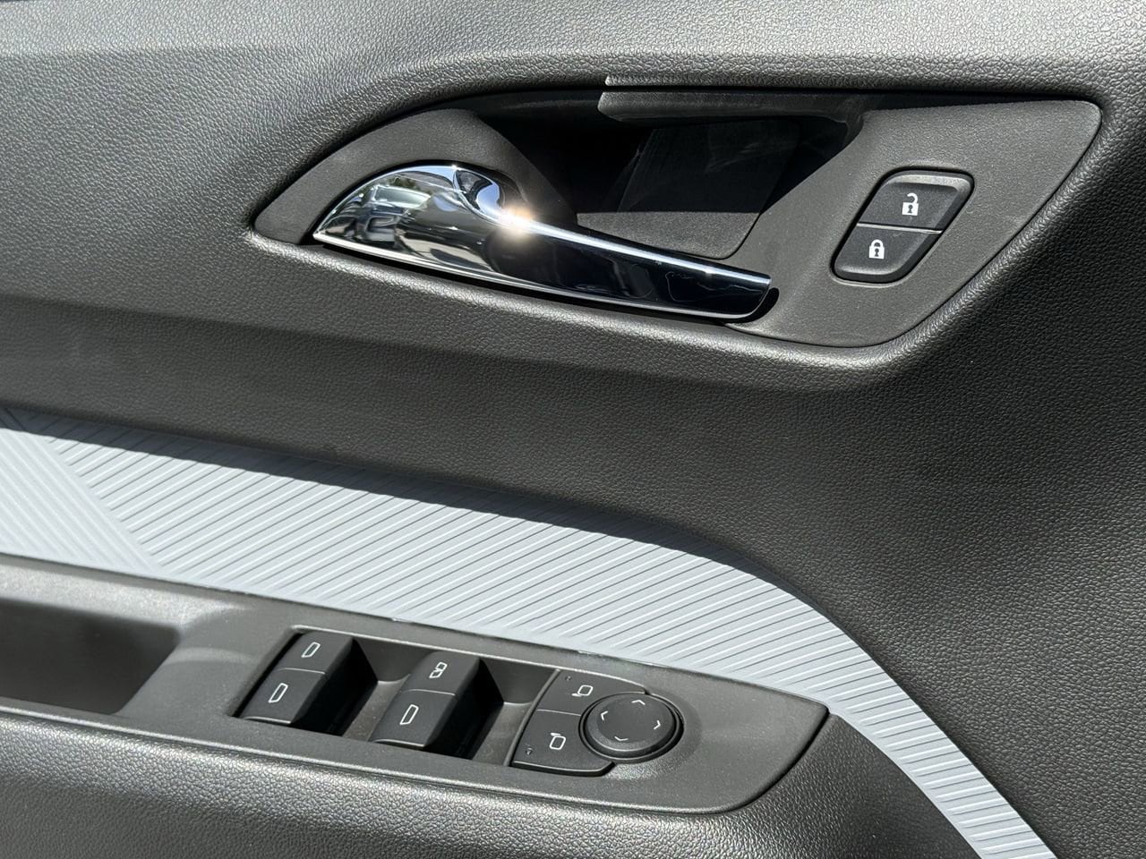 2027 Chevrolet Bolt RS - Photo 18