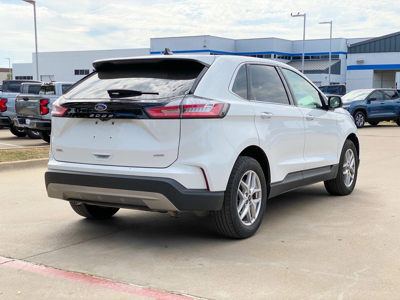 2024 Ford Edge SEL photo 2