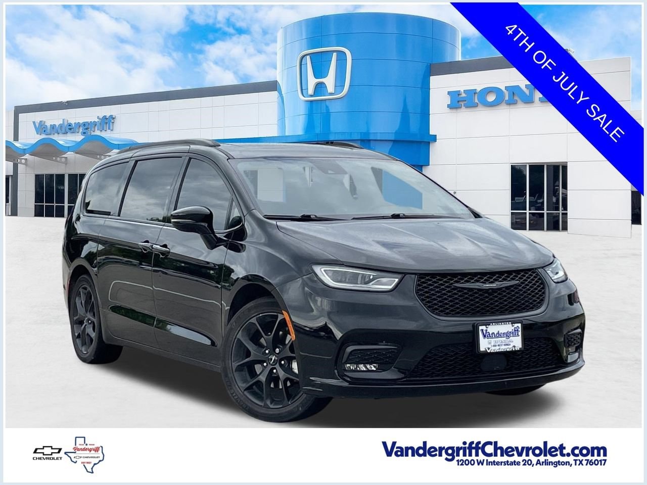 2025 Chrysler Pacifica Limited's photo