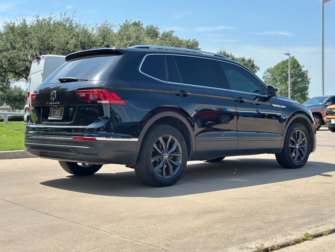 2022 Volkswagen Tiguan SE photo 2