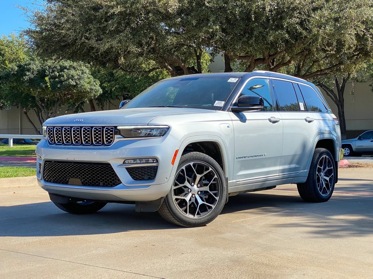 2022 Jeep Cherokee Summit 4xe photo 3