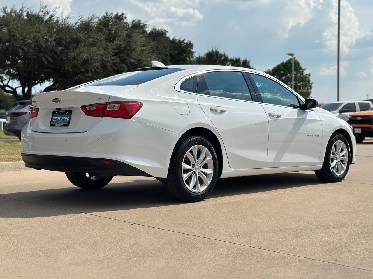 2024 Chevrolet Malibu 1LT photo 2