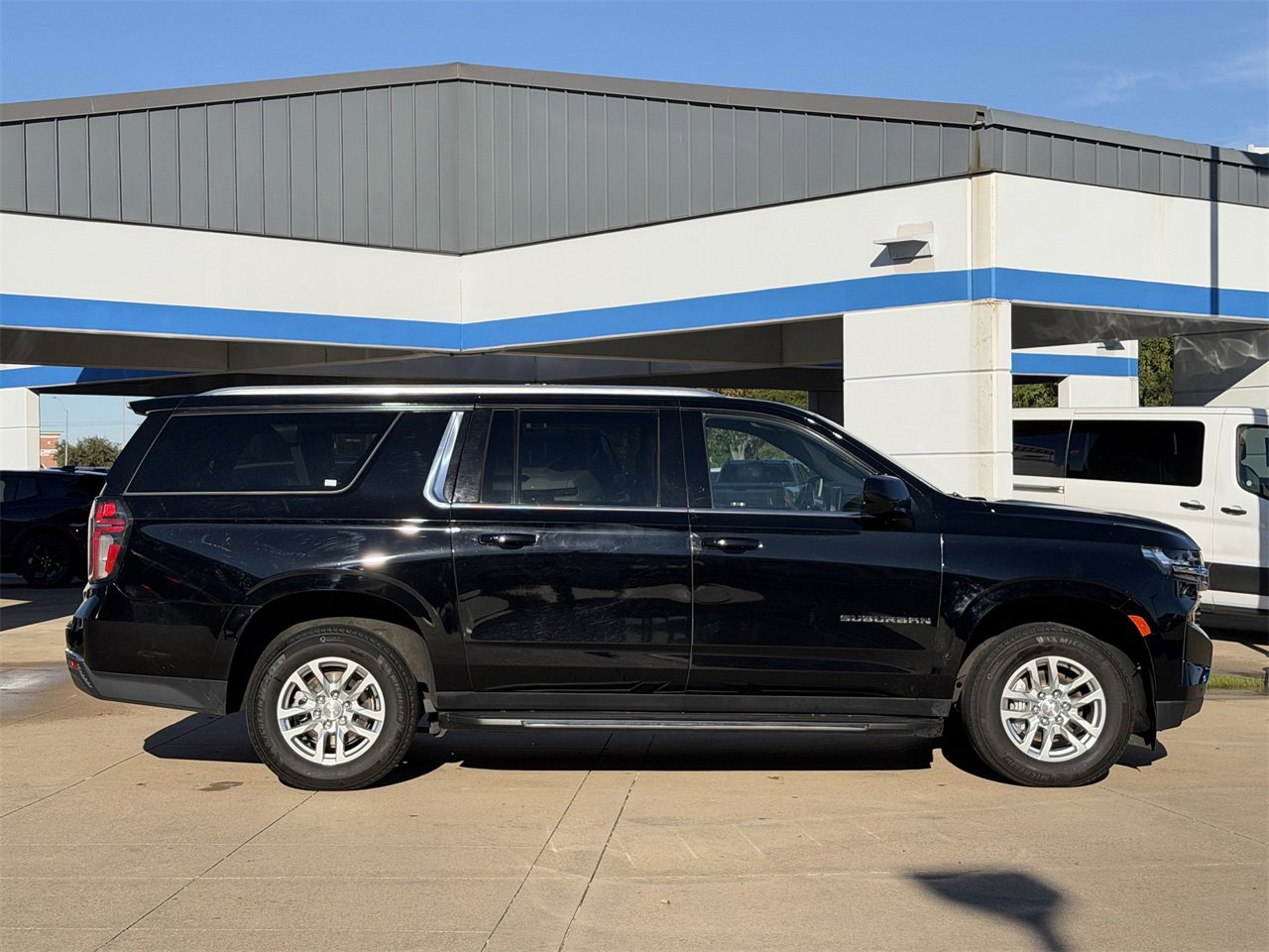 2024 Chevrolet Suburban LT photo 3