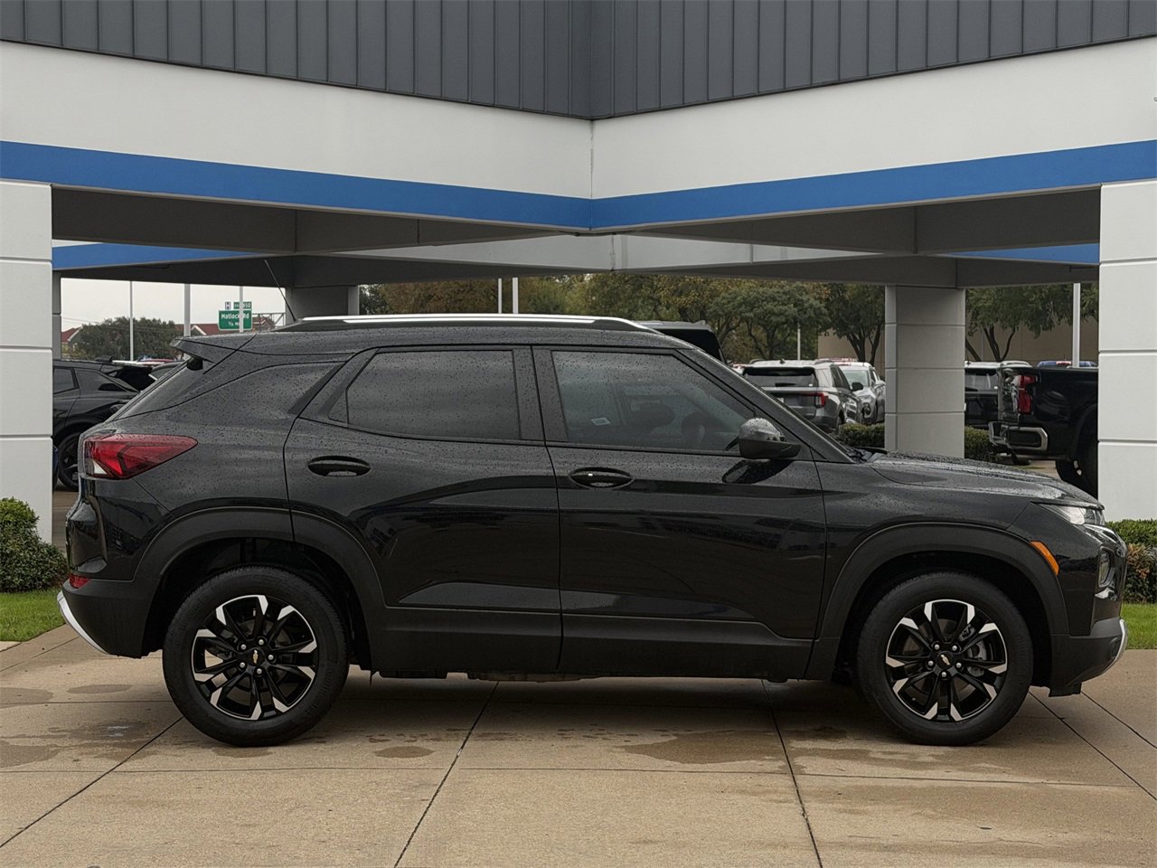2023 Chevrolet Trailblazer LT photo 2