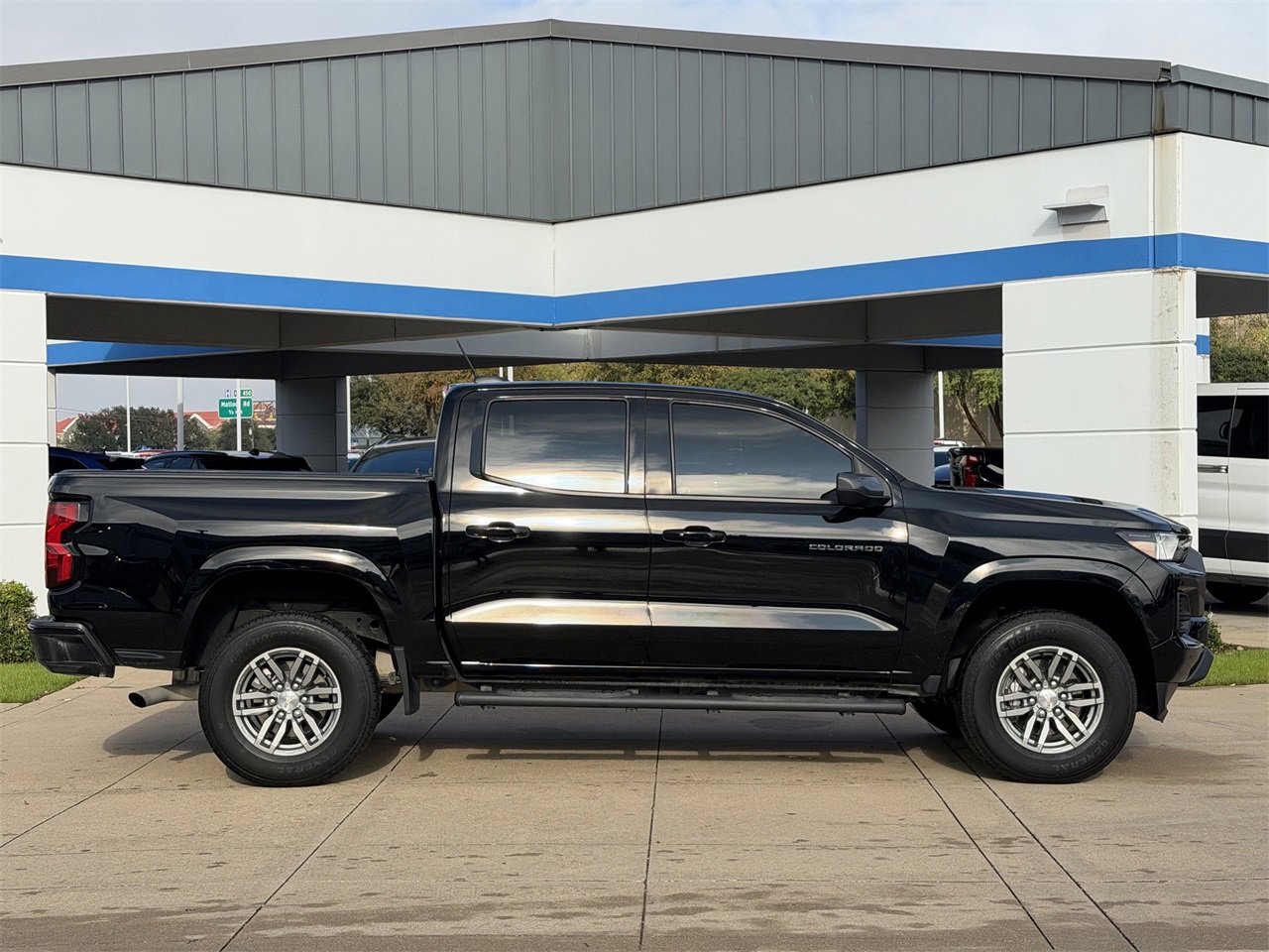 2023 Chevrolet Colorado LT photo 3