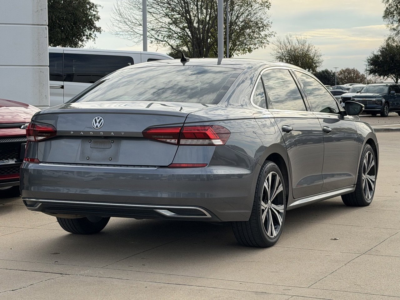 2021 Volkswagen Passat 2.0T SE photo 2