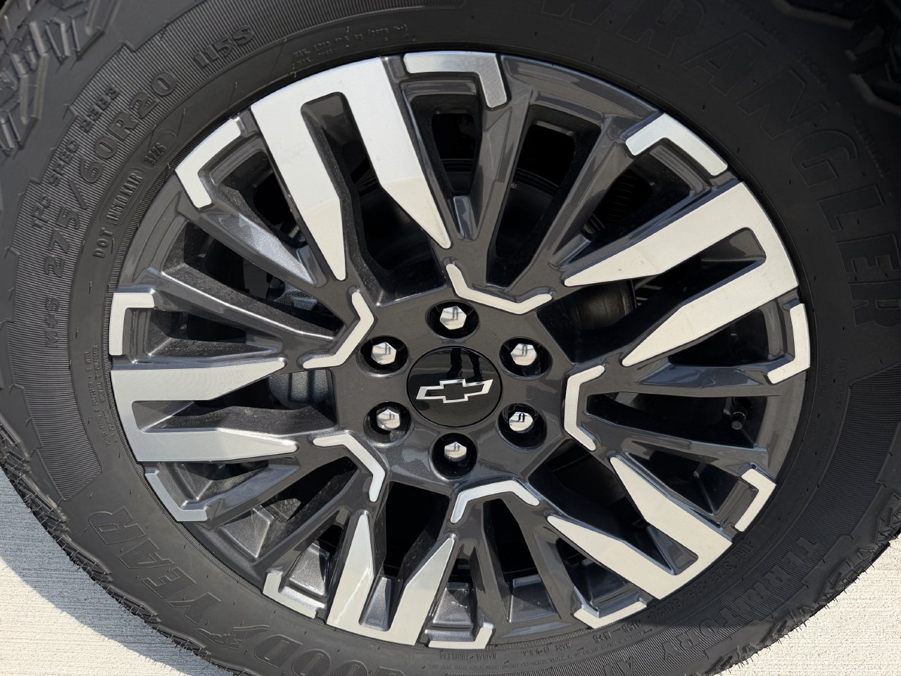 2026 Chevrolet Suburban Z71 - Photo 9