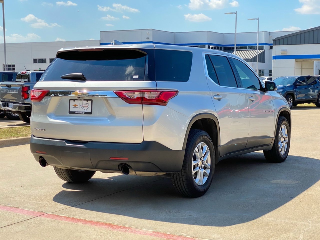 2020 Chevrolet Traverse LS photo 2