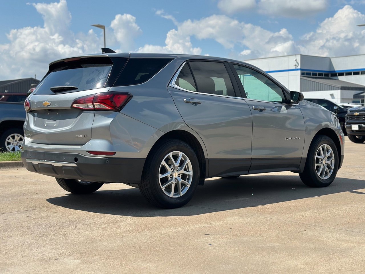 2024 Chevrolet Equinox LT photo 2