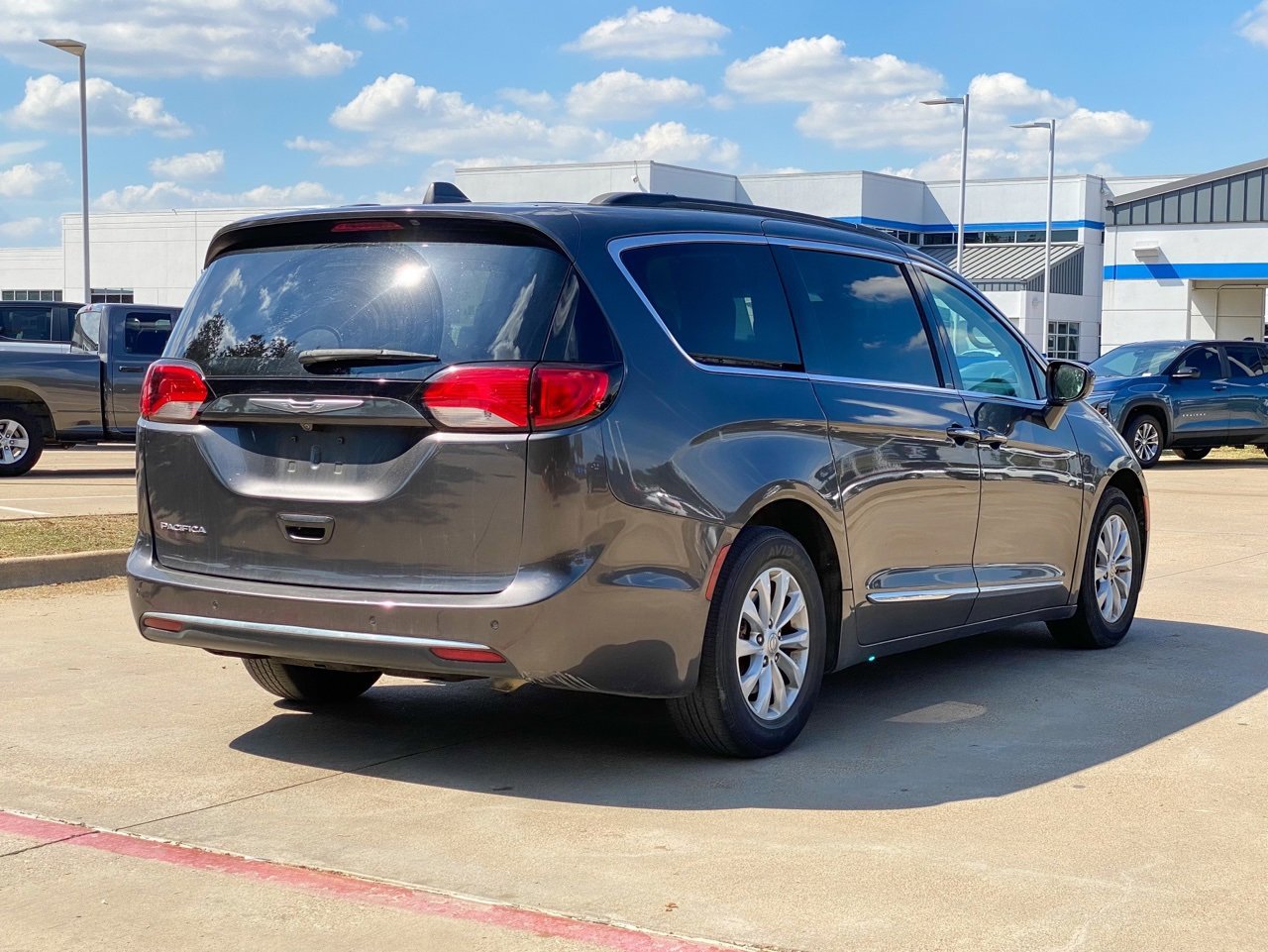 2017 Chrysler Pacifica Touring L photo 2