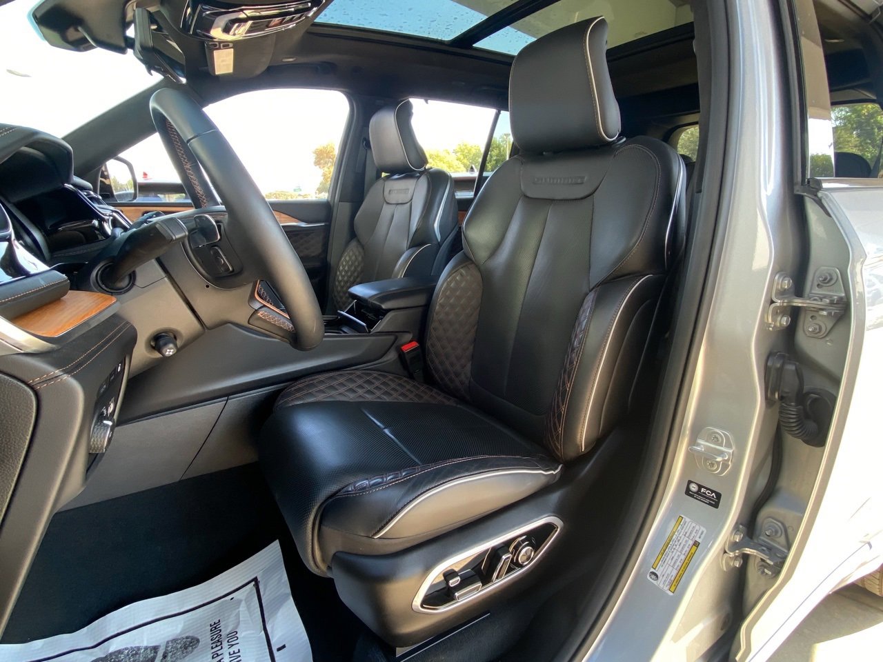 2022 Jeep Cherokee Summit 4xe photo 4