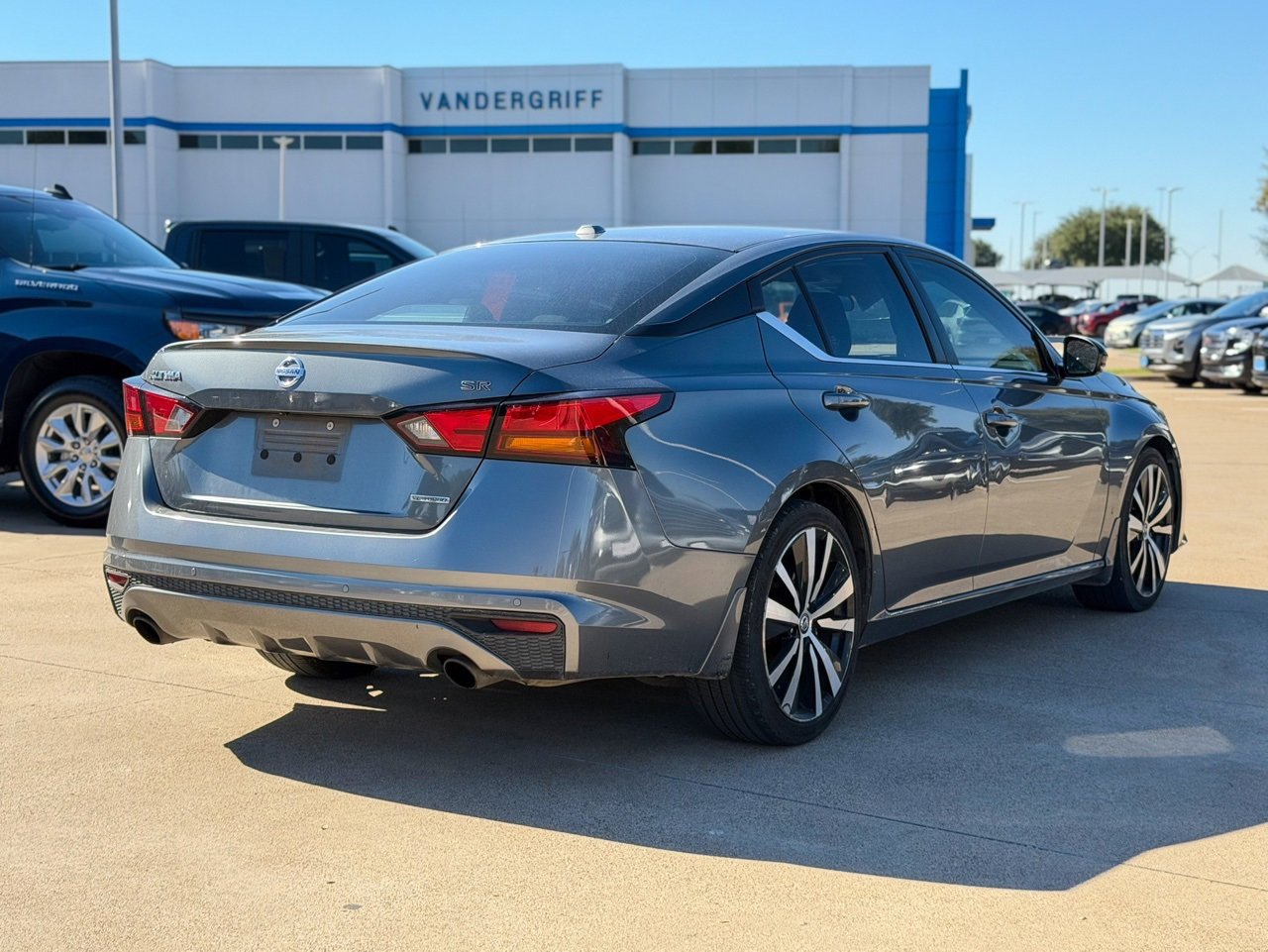 2020 Nissan Altima SR photo 2