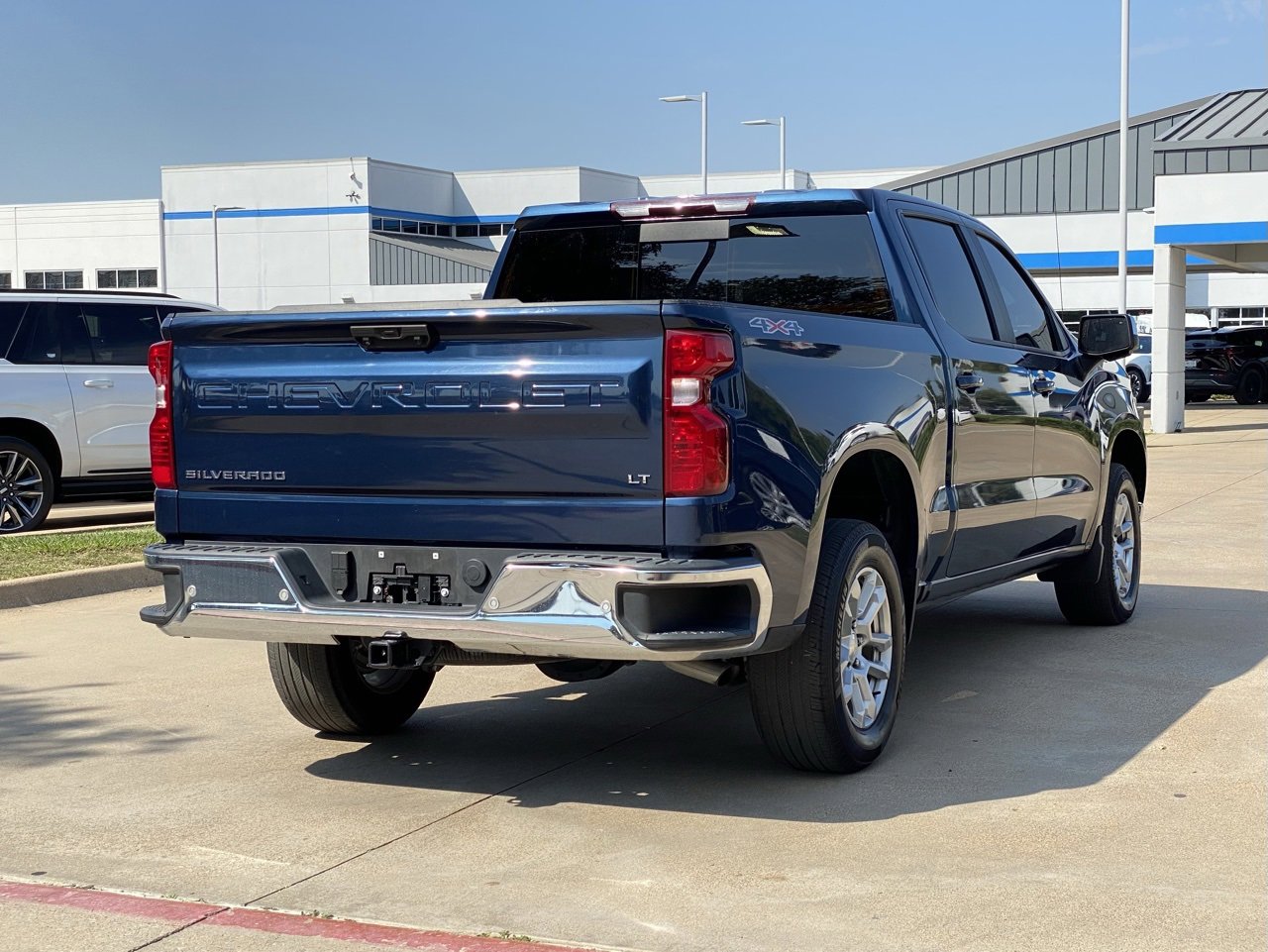 2022 Chevrolet Silverado 1500 LT photo 2