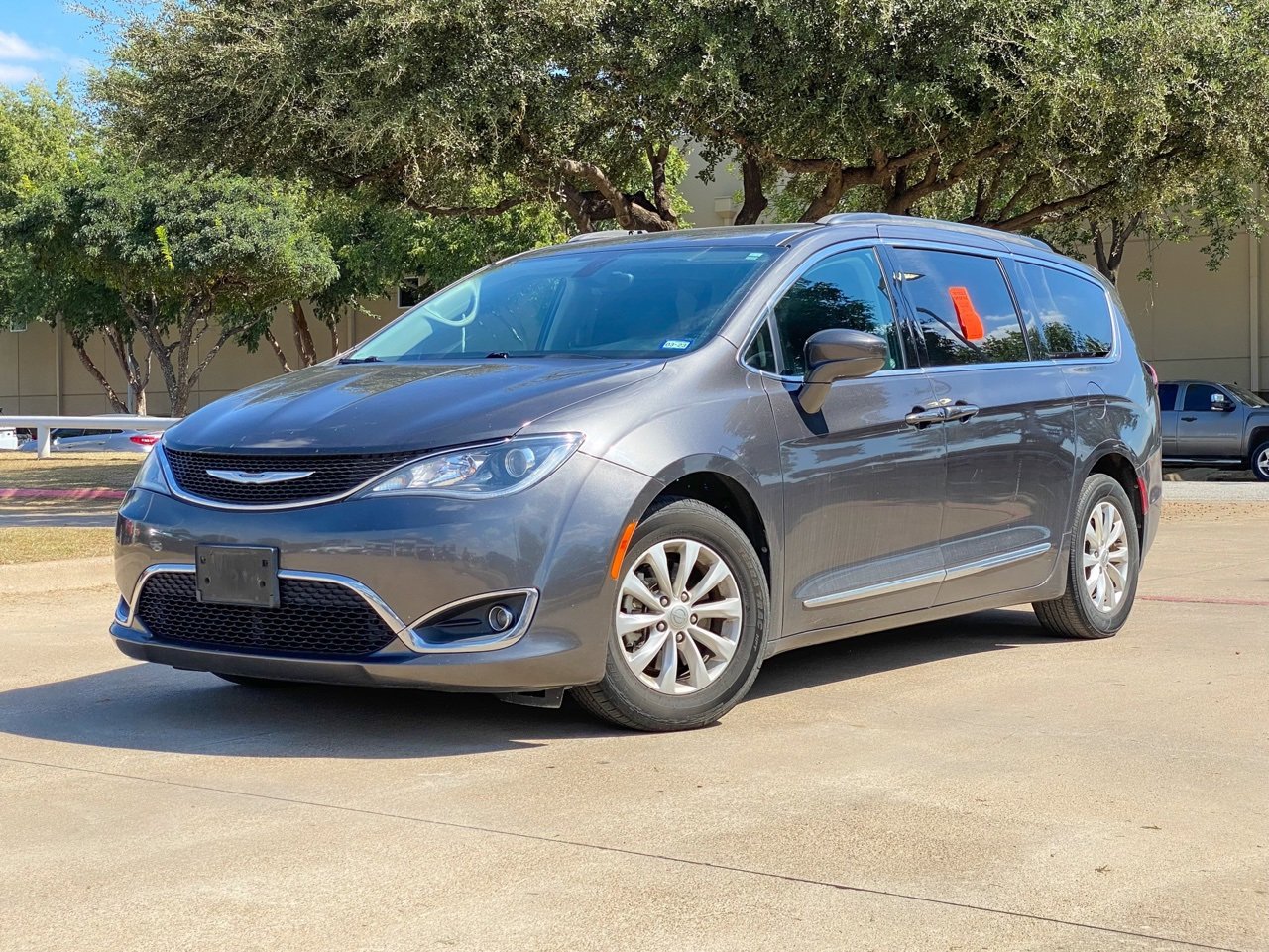 2017 Chrysler Pacifica Touring L photo 3