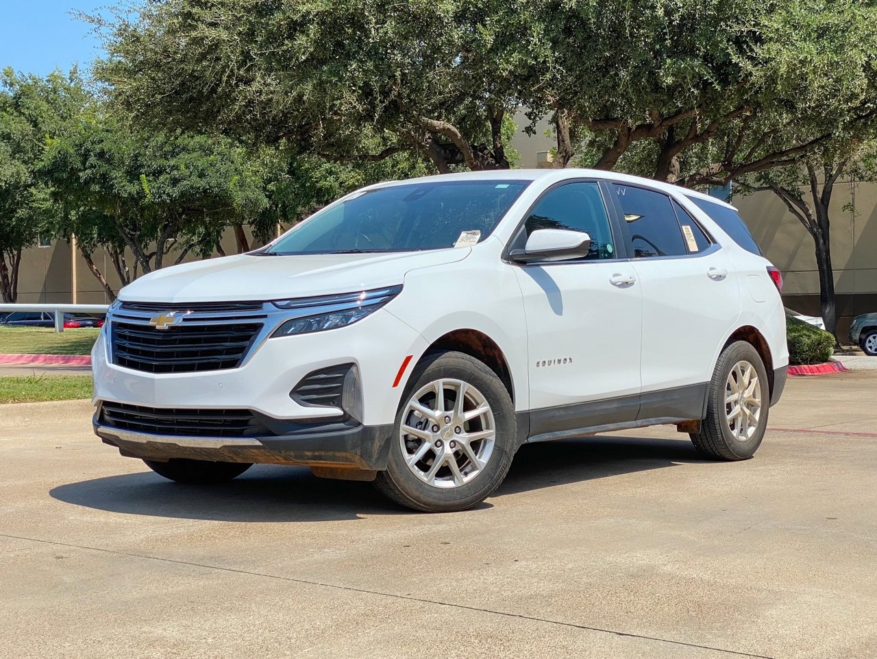 2024 Chevrolet Equinox LT photo 2