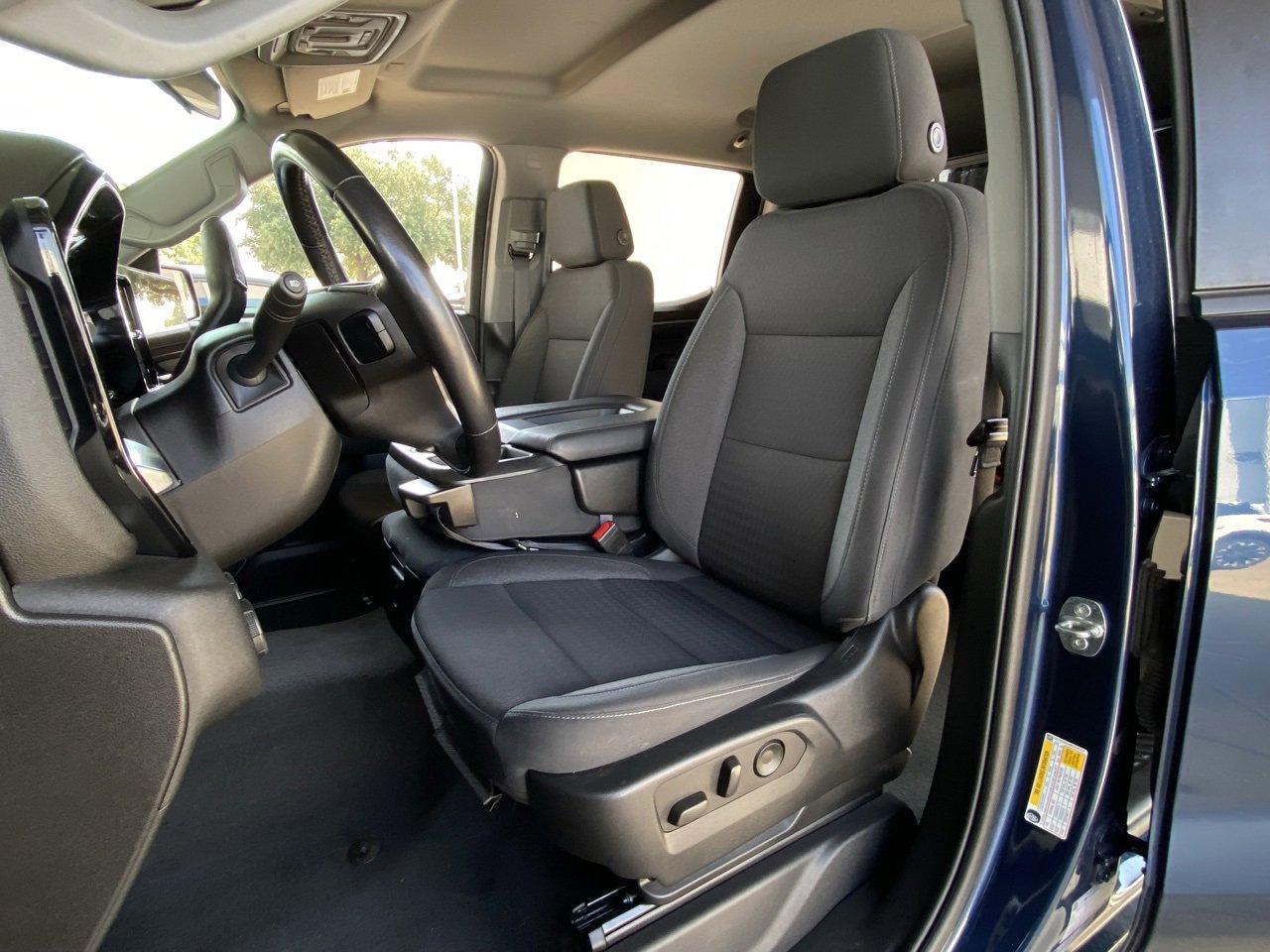 2022 Chevrolet Silverado 1500 LT photo 3